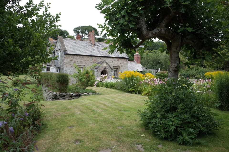 Chapel Cottage, total seclusion, 2 minutes from the sea in perfect gardens.