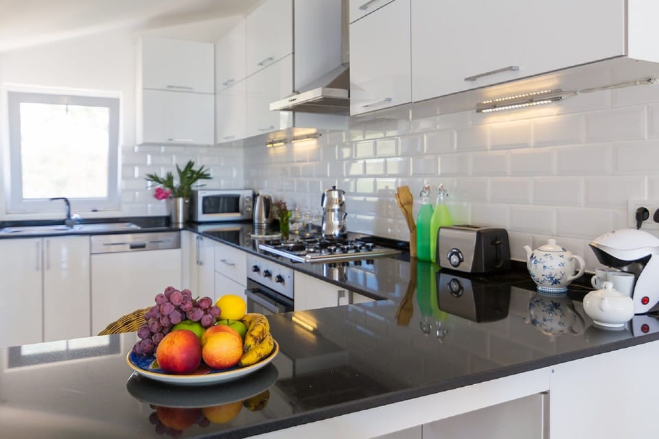 Luxury fully fitted kitchen granite worktops