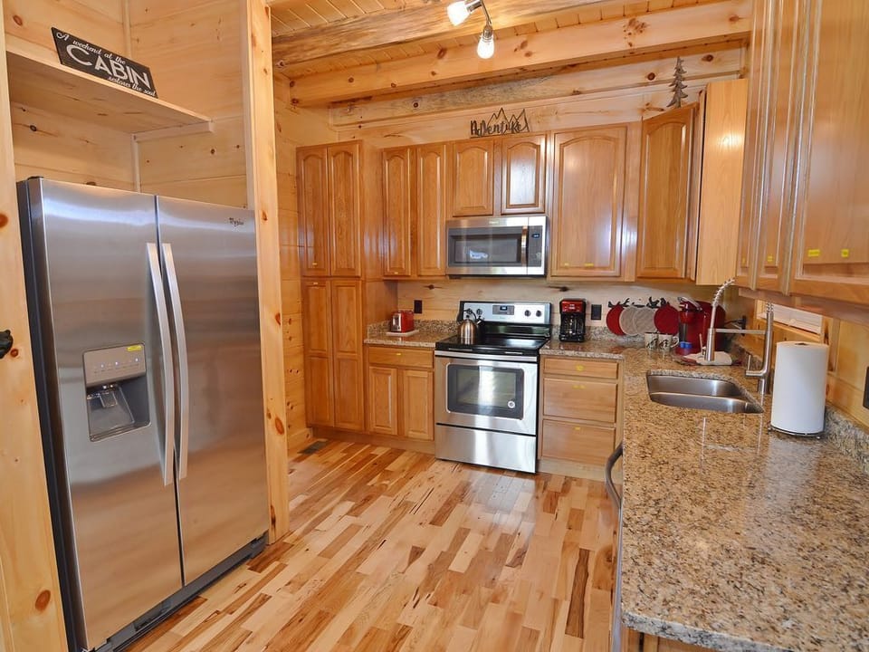 Fully stocked kitchen w/ stainless appliances, Mr Coffee & new Keurig