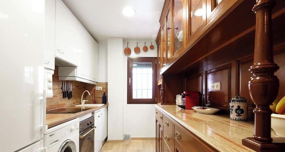 Kitchen includes a Nespresso coffee machine, oven, washing machine & dishwasher