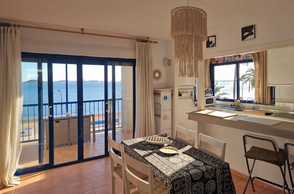 Communal lounge/ TV room,Natural landscape,View (from property/room),Balcony/Terrace,Kitchen or kitchenette,Living room,Garden view,Lake view,Pool view,Sea view,Sunrise