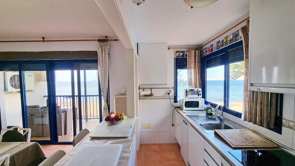 Kitchen or kitchenette,Dining area,Sea view