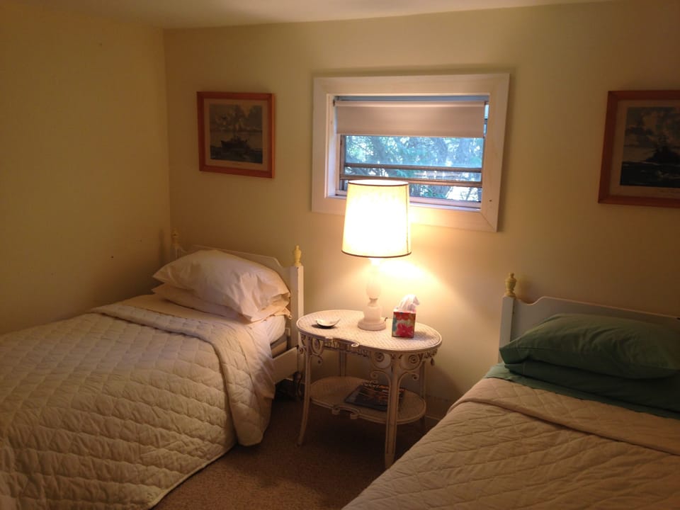 Twin Bedroom
