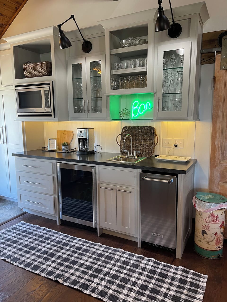 Your guests will love hanging around this Beverage Bar🥂