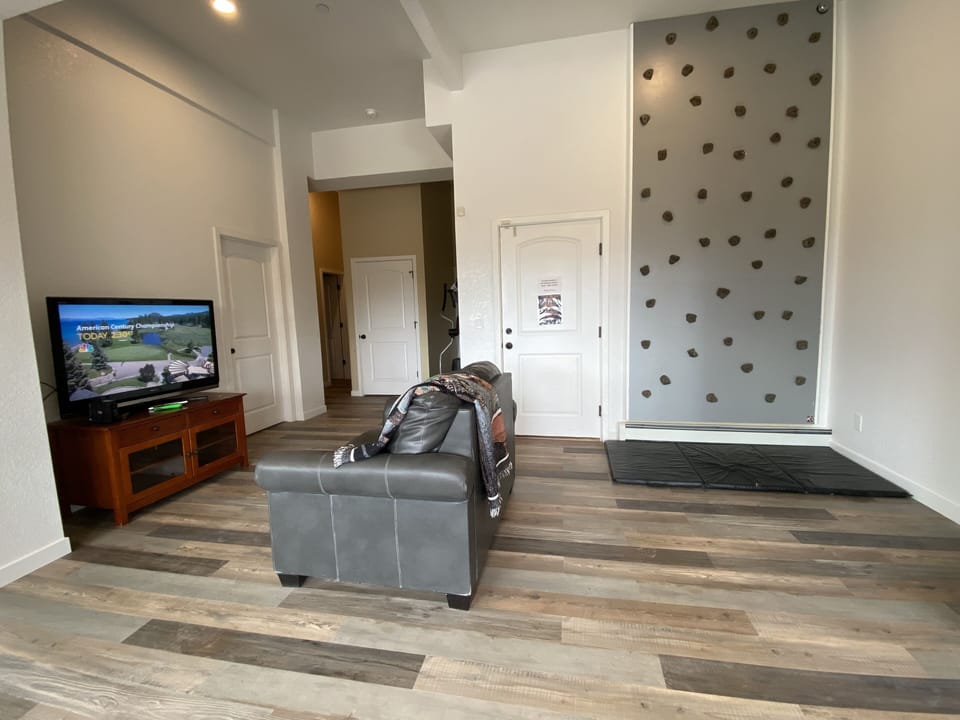 Large 1st floor with climbing wall+ 3 sofas + game/card table + satellite LED TV