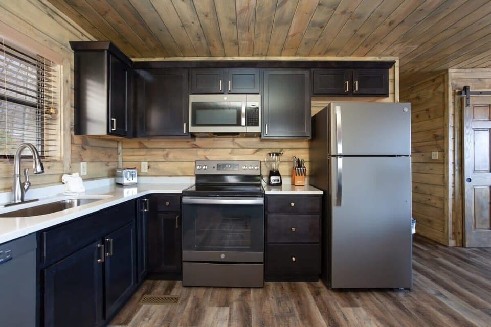 Kitchen Complete With Stainless Appliances And Quartz Countertops!