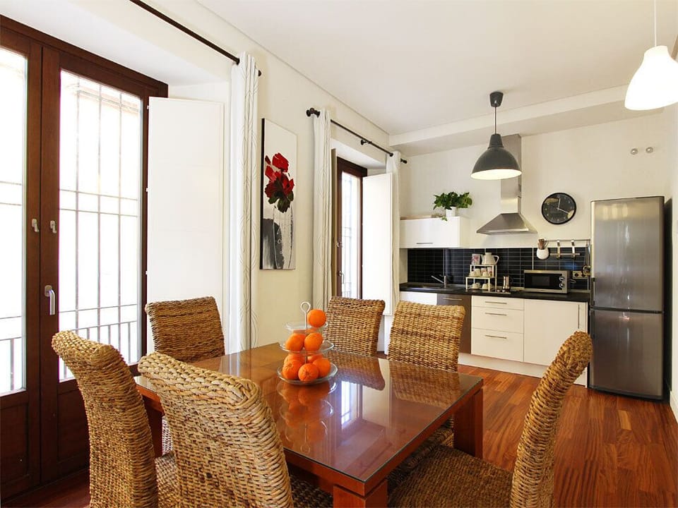 Dining space and kitchen. With washer/dryer and dishwasher - veoapartment