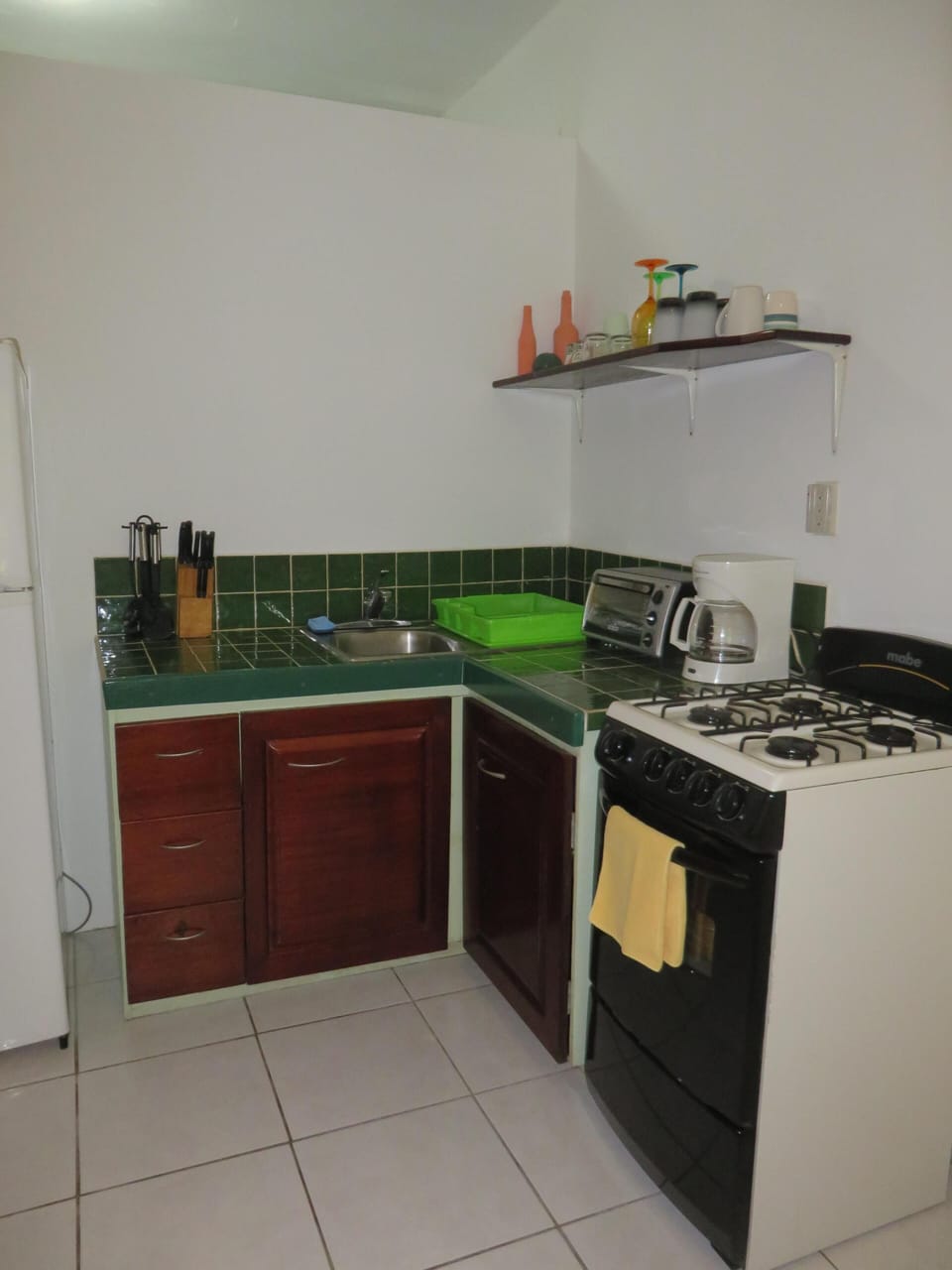 Designed for Easy Care Cooking incl. Full-Sized Fridge, Stove/Oven, kitchenware