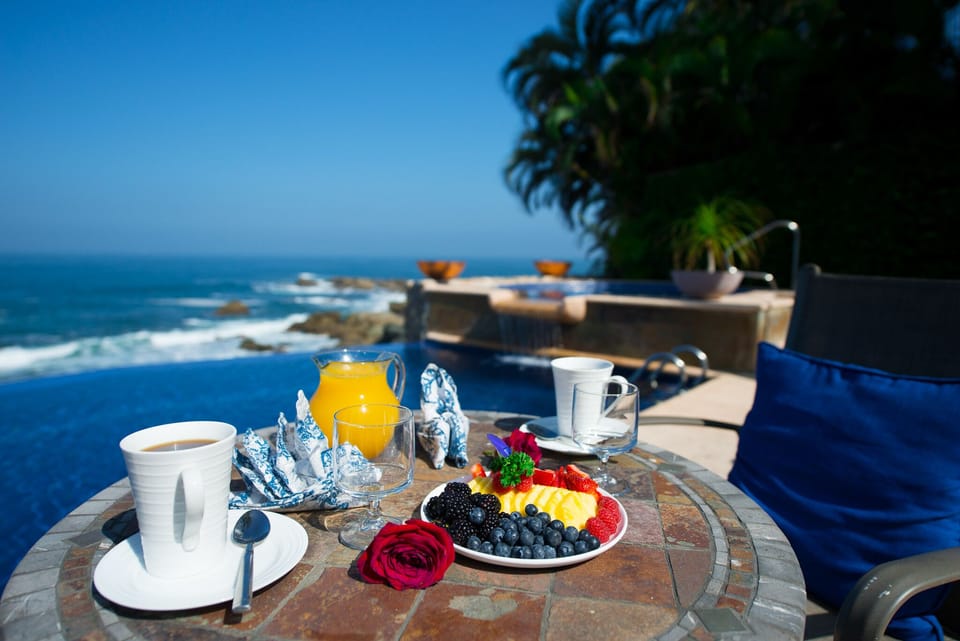 Poolside breakfast service!
