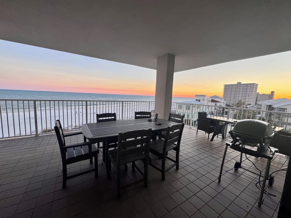 Plenty of space on the balcony (grill is not included in rental)
