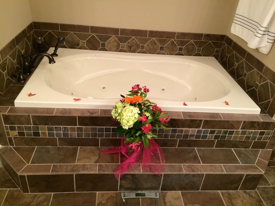 Jetted jacuzzi tub with shower wand.