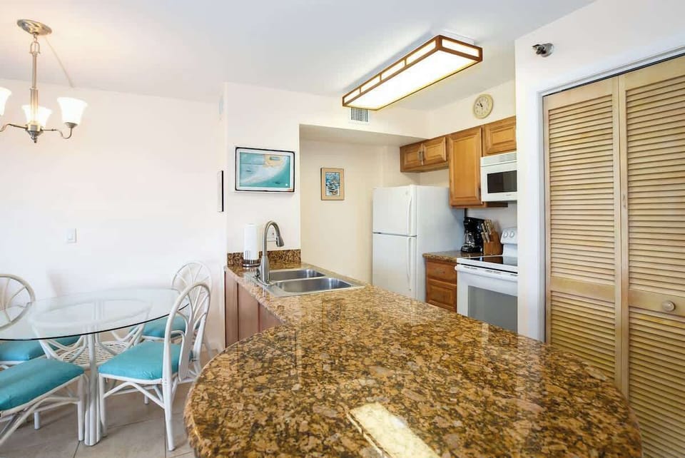 Dining  for 6; Table for 4 and 2 Stools at the counter. A fully equipped kitchen