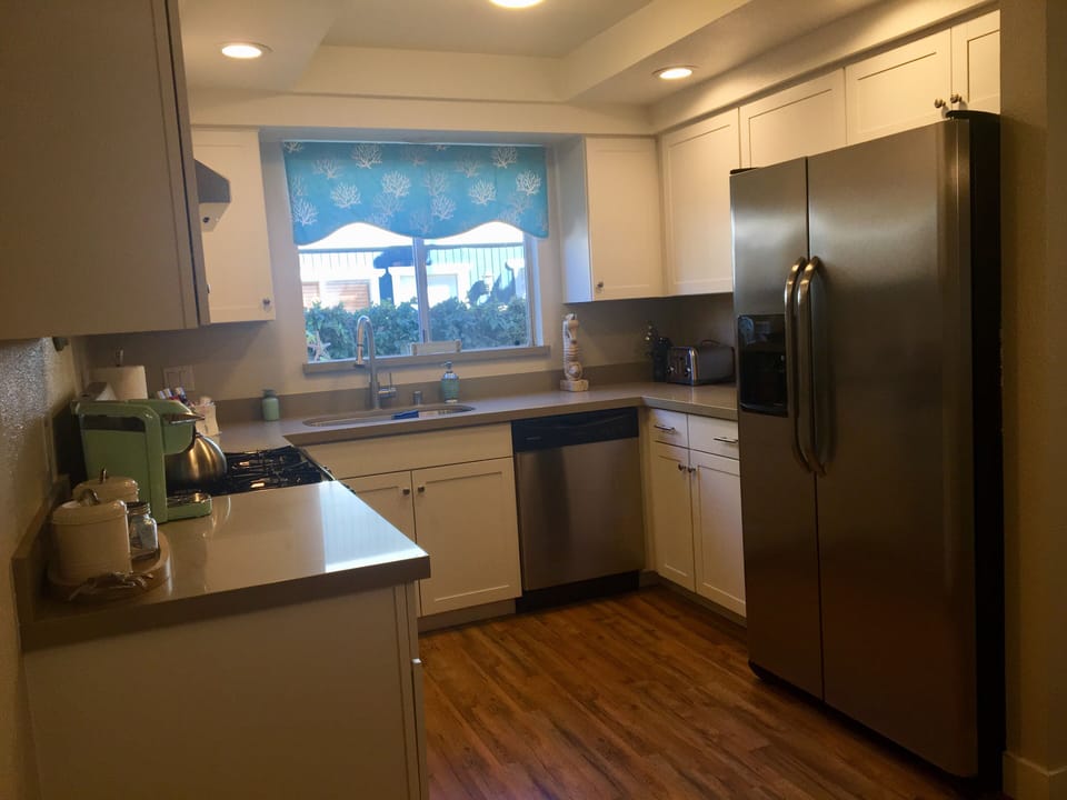 Quartz countertops and all the amenities 