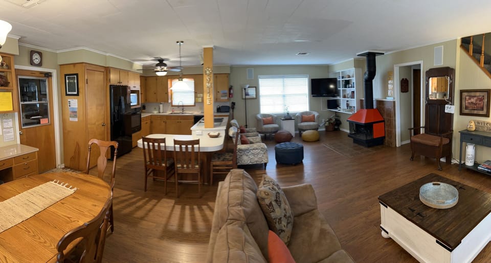 Giant room (TV, too)