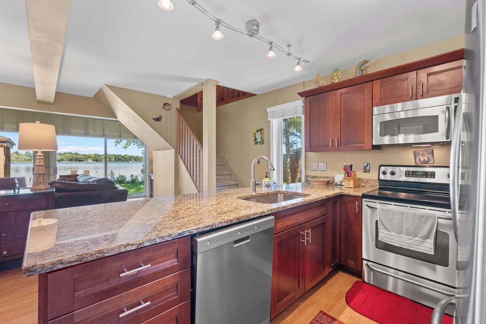 You can watch the boats go by from the kitchen.