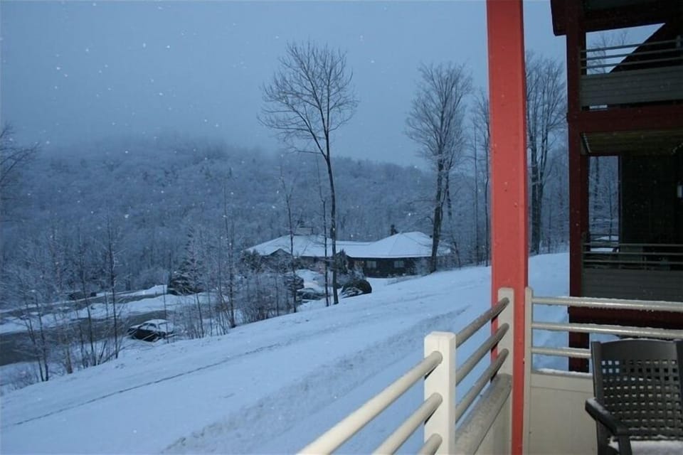 Restaurant, Indoor Pool, Jacuzzi and Gym. Covered Outdoor Hot Tub and Fire Pit. 