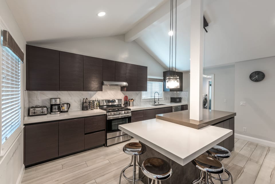 Kitchen & breakfast bar