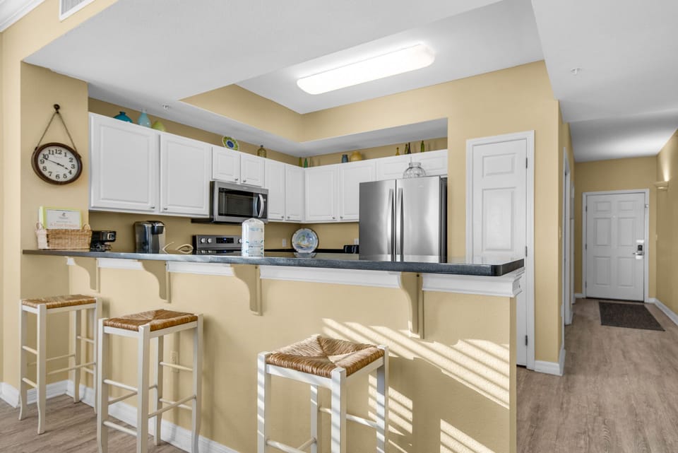 expansive counter area & seating...perfect for supervising the chef :)