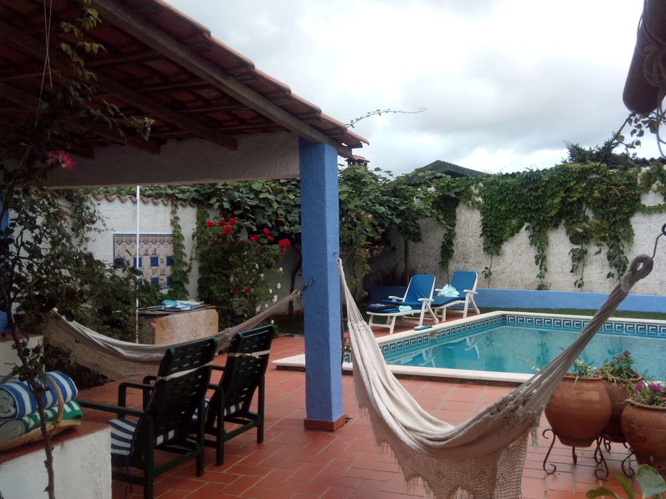 Vista do alpendre para a piscina