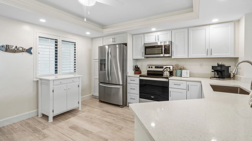 FULL KITCHEN