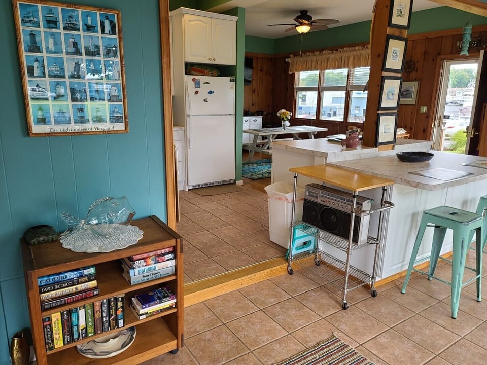 Eat...Sleep...Fish...Repeat!
Who needs an desk when you can work here! 