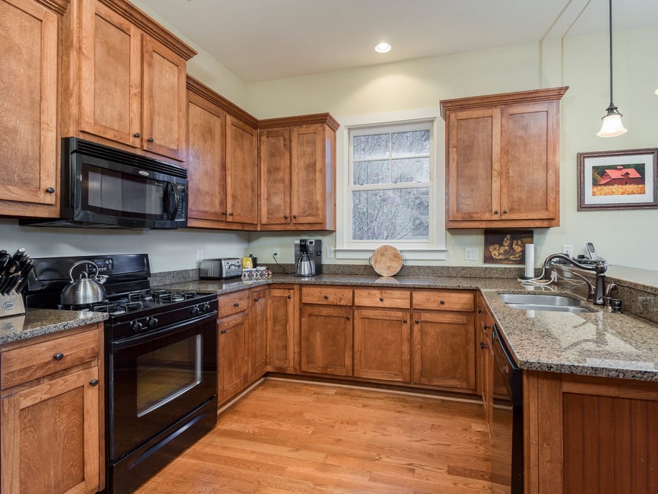 Large Gourmet Kitchen with Gas Range