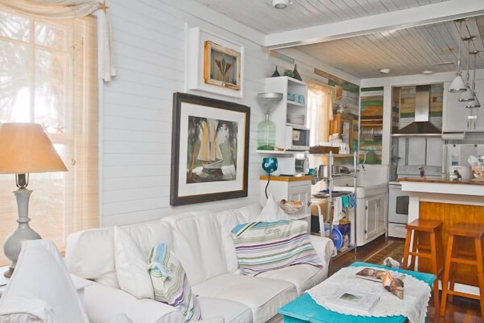 Relaxing family room, flat screen TV,   seating for 4