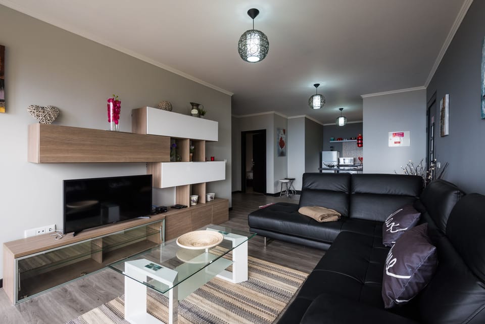 spacious, bright,airy lounge