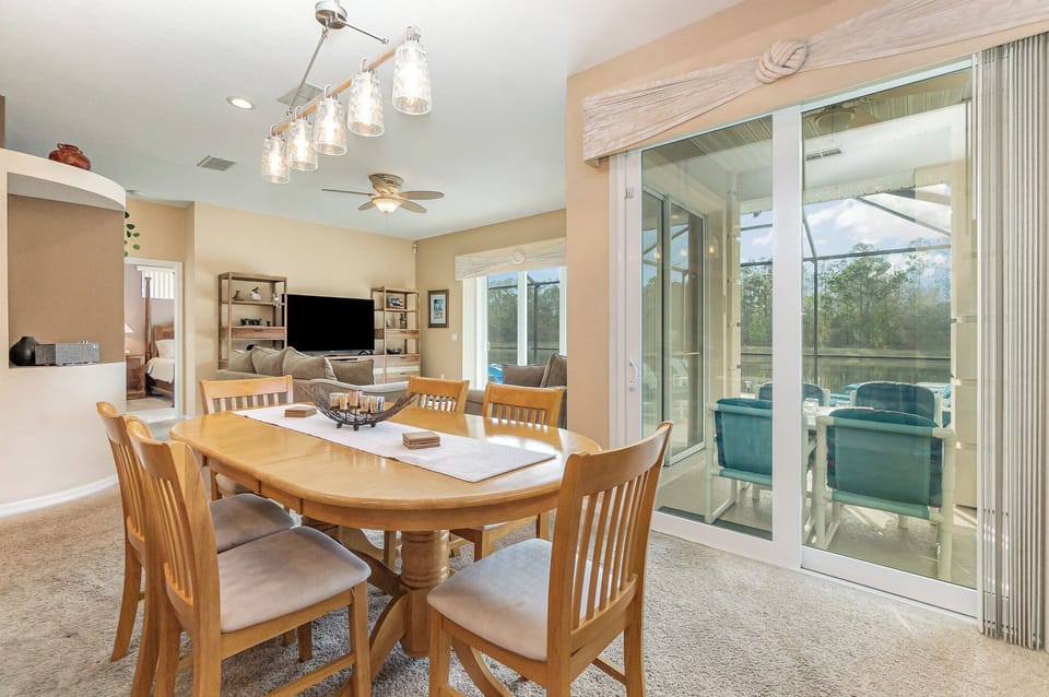 Dining area for 6, with doors out to the lanai.