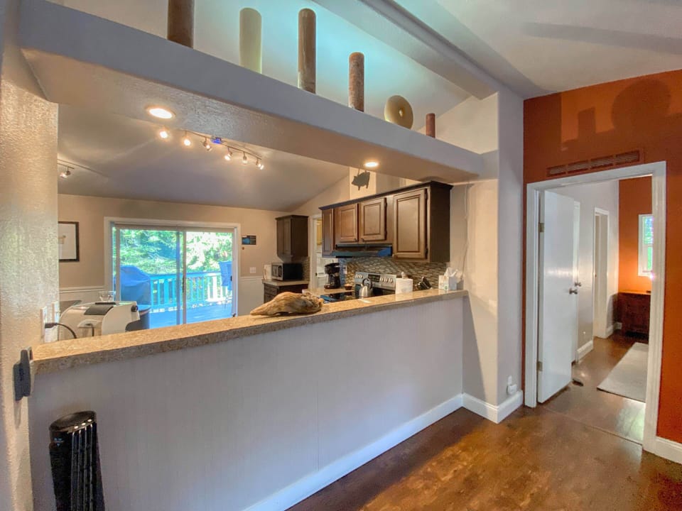Passthrough to kitchen from living area 