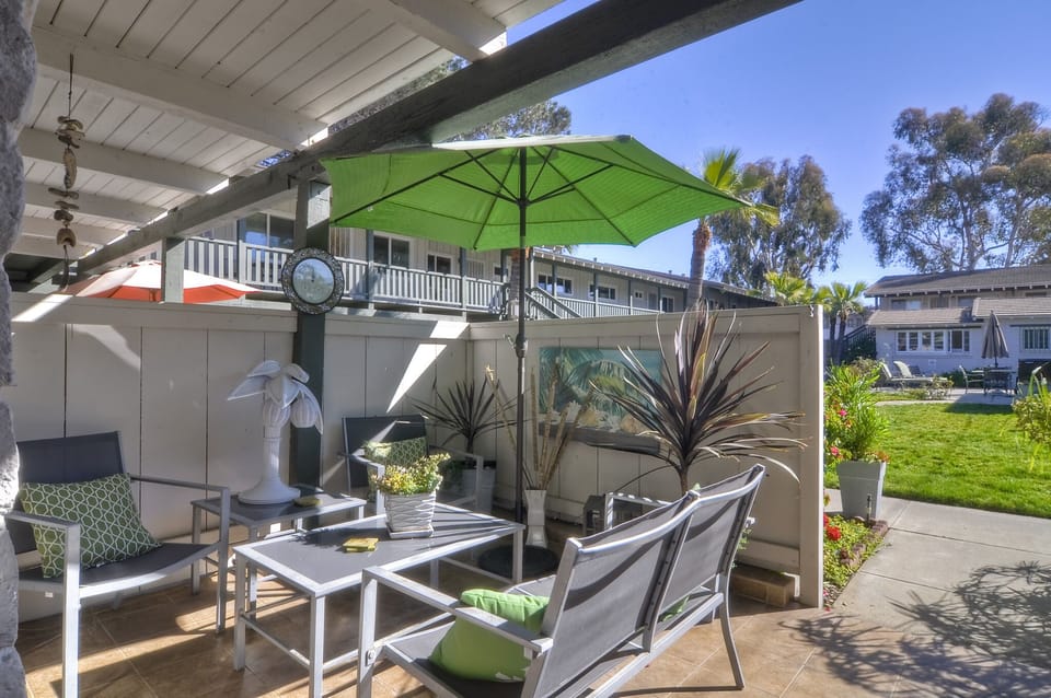 Relaxing private front patio