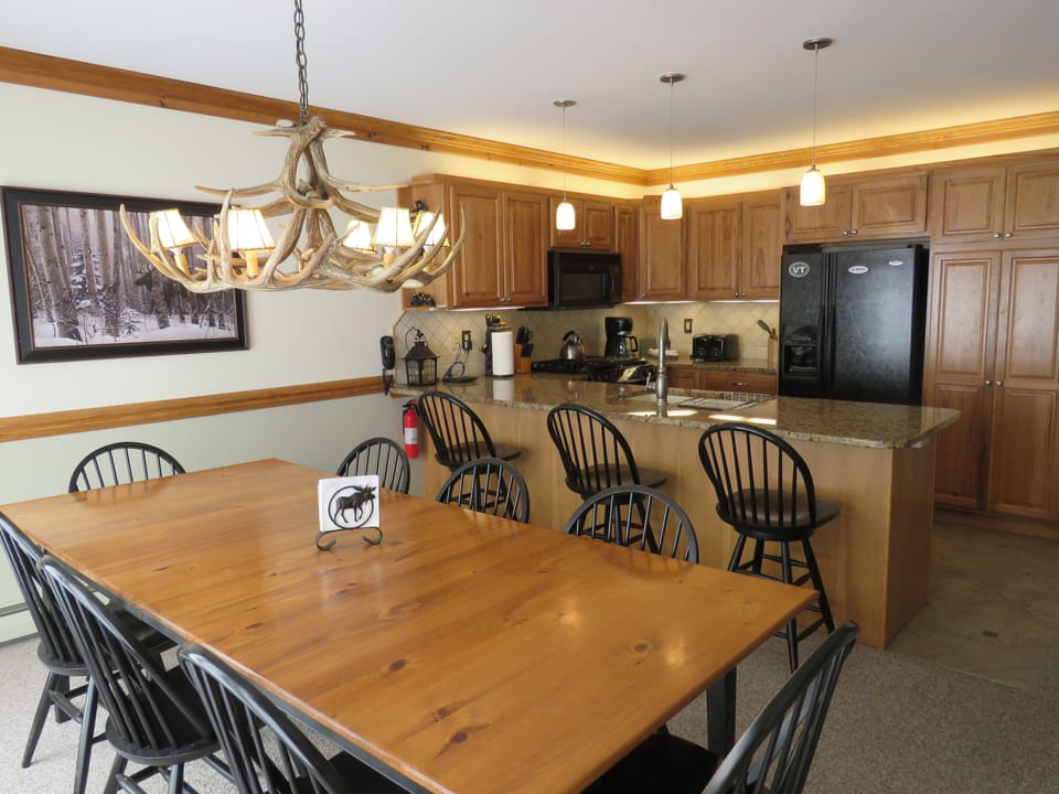 Kitchen & Dining Area