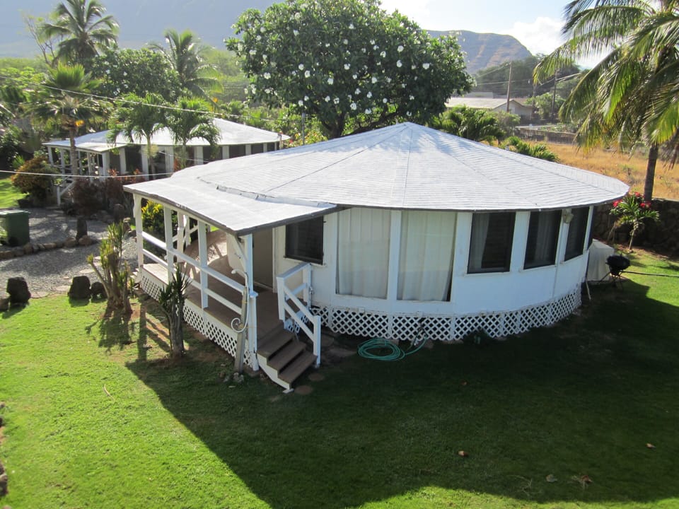 The Makai Bungalow (front), and the Mauka Bungalow (back)
