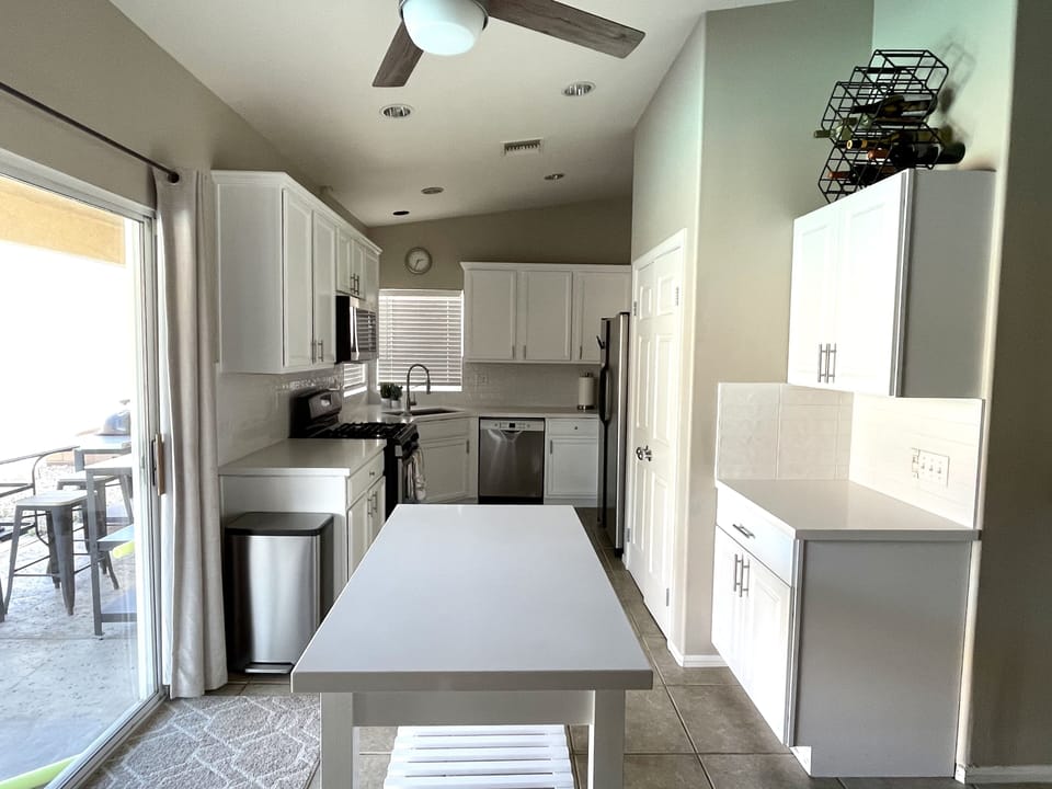 🌵☀️Spacious Kitchen with White Quartz countertops and backsplash.🌵☀️