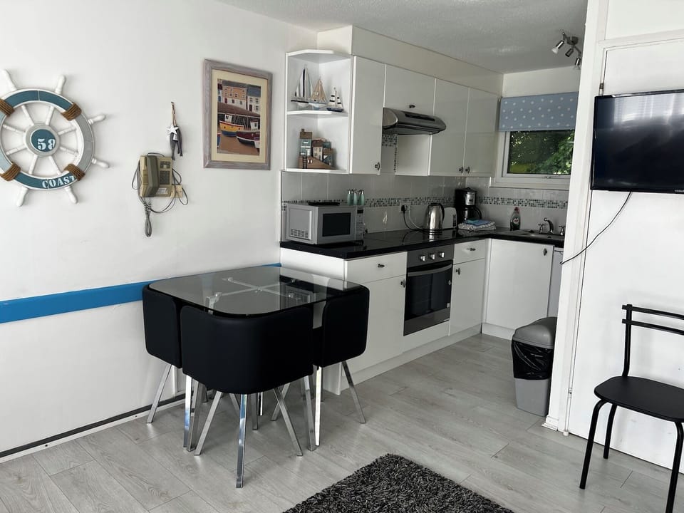 Fully fitted kitchenette with dmicrowave, oven, hob, frindge, kettle, toaster et