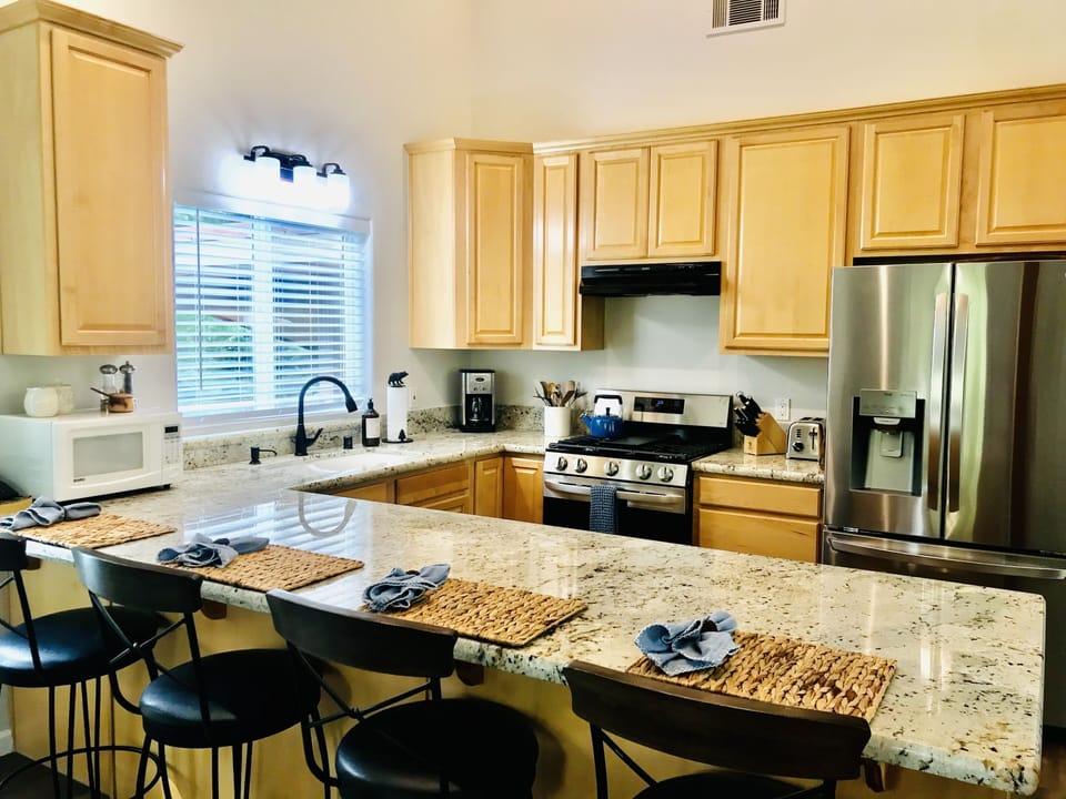 Kitchen & breakfast bar for 4, granite counter tops & stainless steel appliances