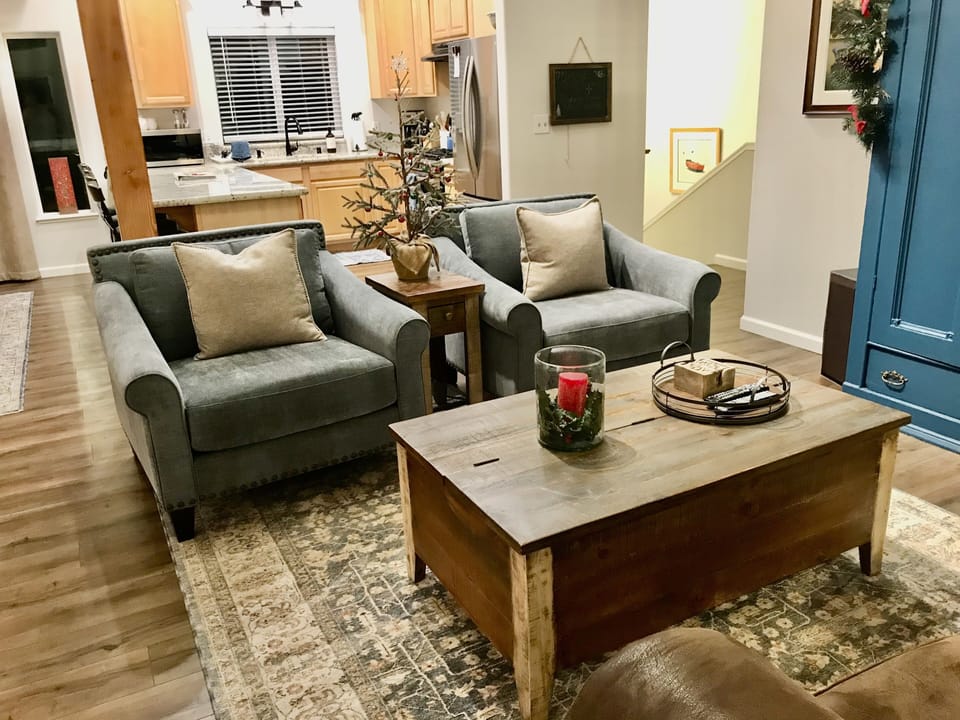Part of family room and kitchen 