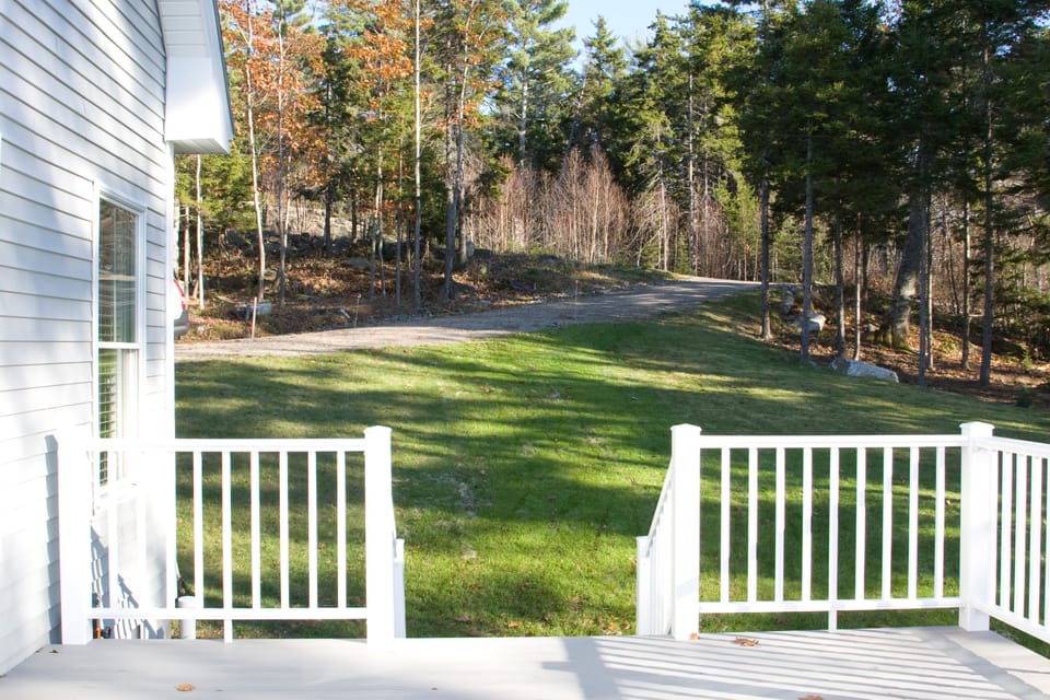 South Facing Deck In Quiet Neighborhood