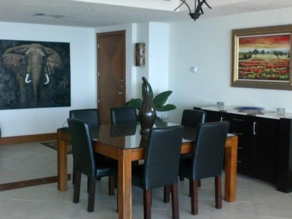 LARGE FORMAL DINING ROOM