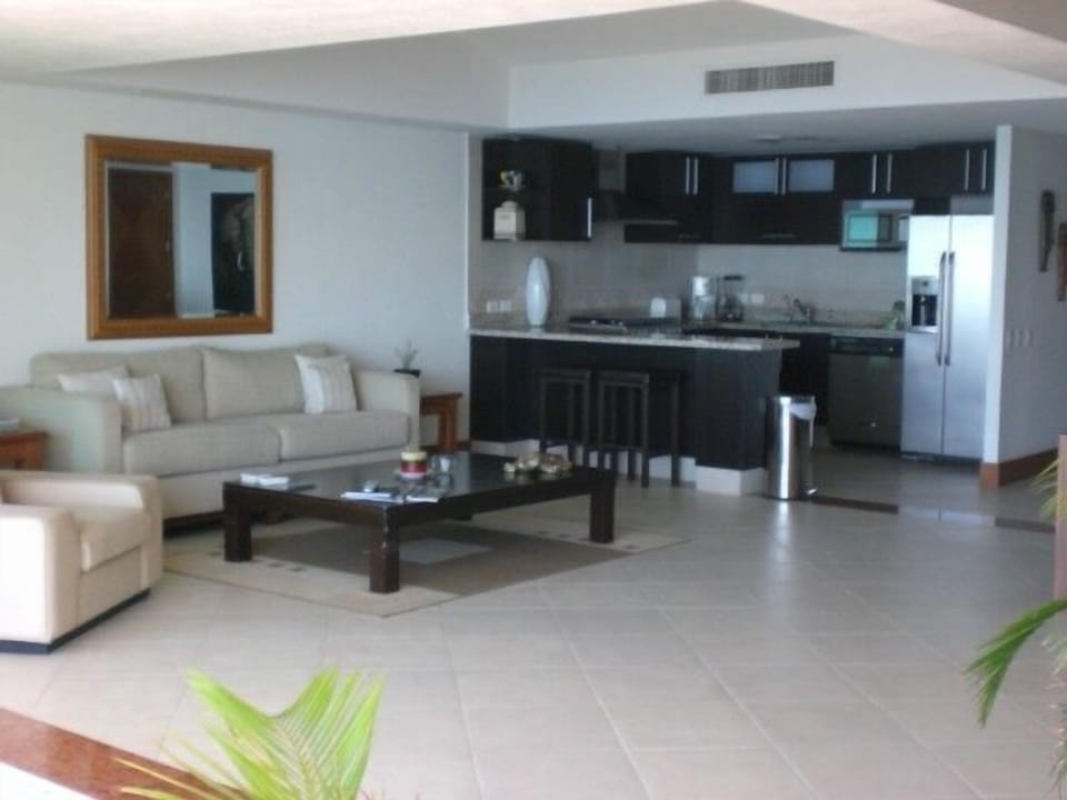 SPACIOUS LIVING ROOM WITH 52 INCH FLAT SCREEN TV & JACCUZZI AND FULL KITCHEN