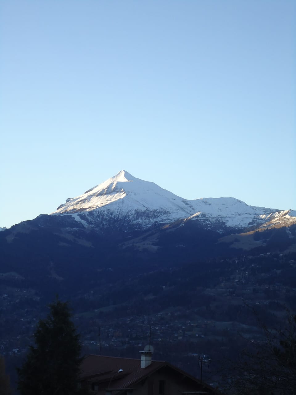 GITE WITH SAUNA MAGNIFICENT VIEW OF MONT BLANC + AIGUILLE MIDI. Cottage in Haute-Savoie