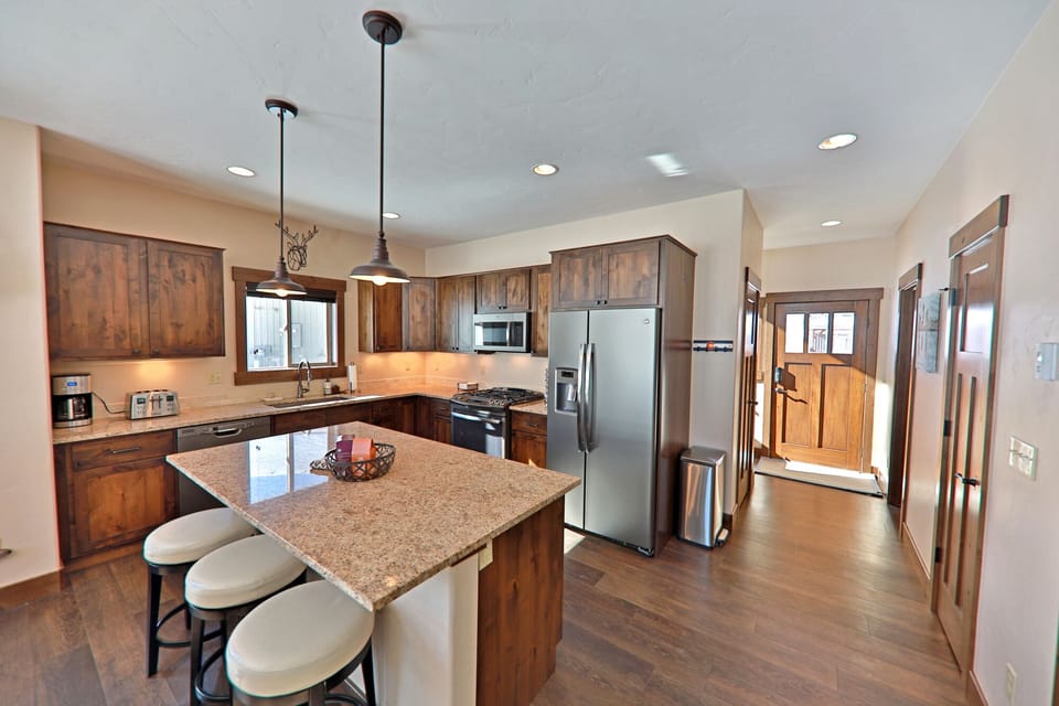 Gourmet kitchen, granite island with seating for 3.