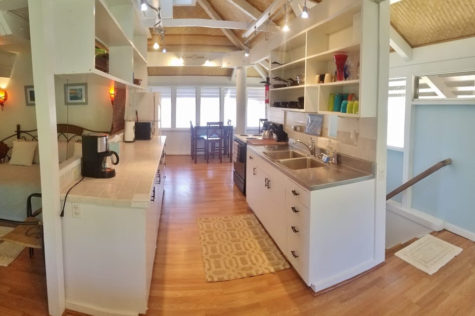 Full Kitchen which opens up to the living room (pic left). 