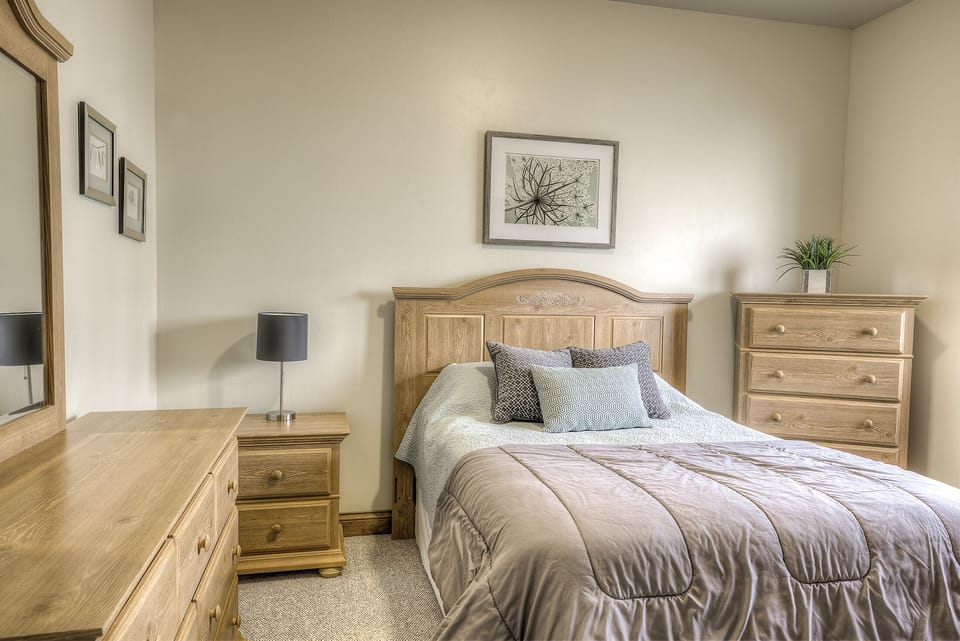 Guest bedroom with full bed