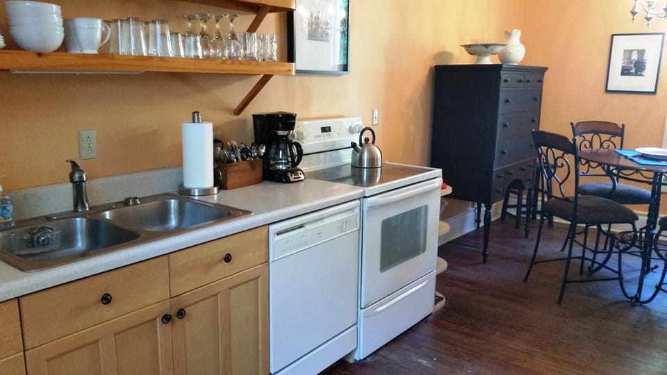 Open kitchen and dining room space, fully equipped.