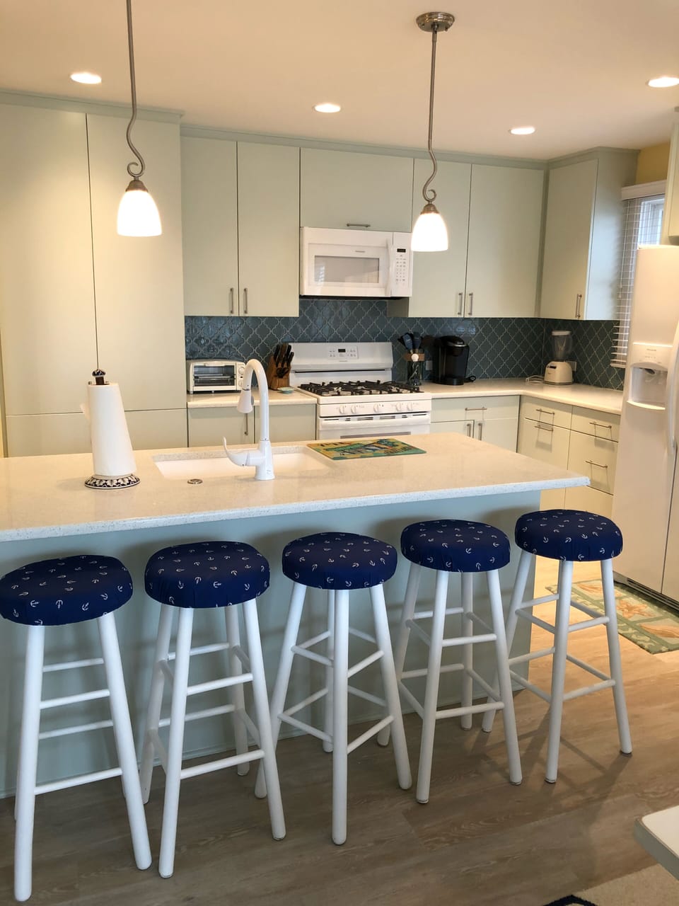 Breakfast Bar with additional seating