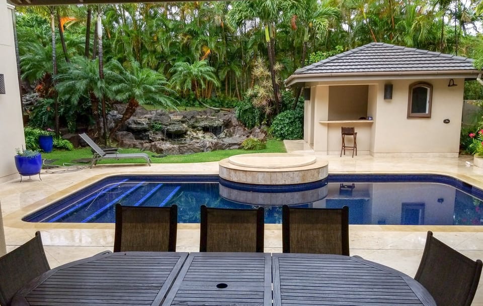 poolside dining