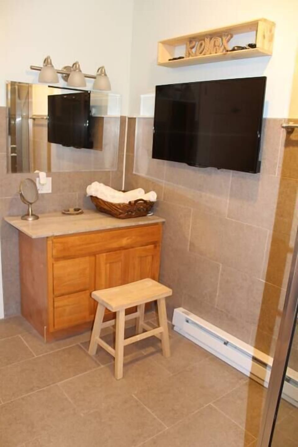 Watch TV while relaxing in the sauna room!