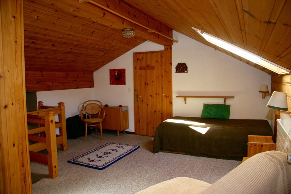 upstairs living/sleeping area (sleeping 1-2)