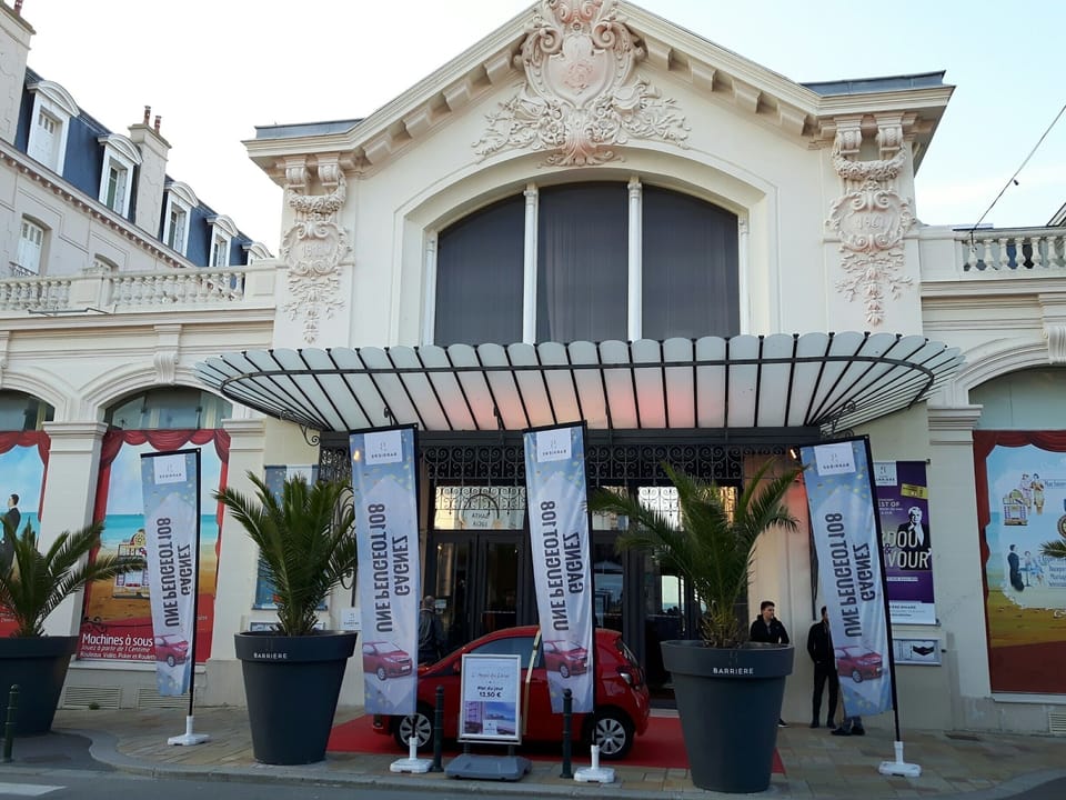 Art deco surprises abound amongst the art galleries and cafés near the beach.